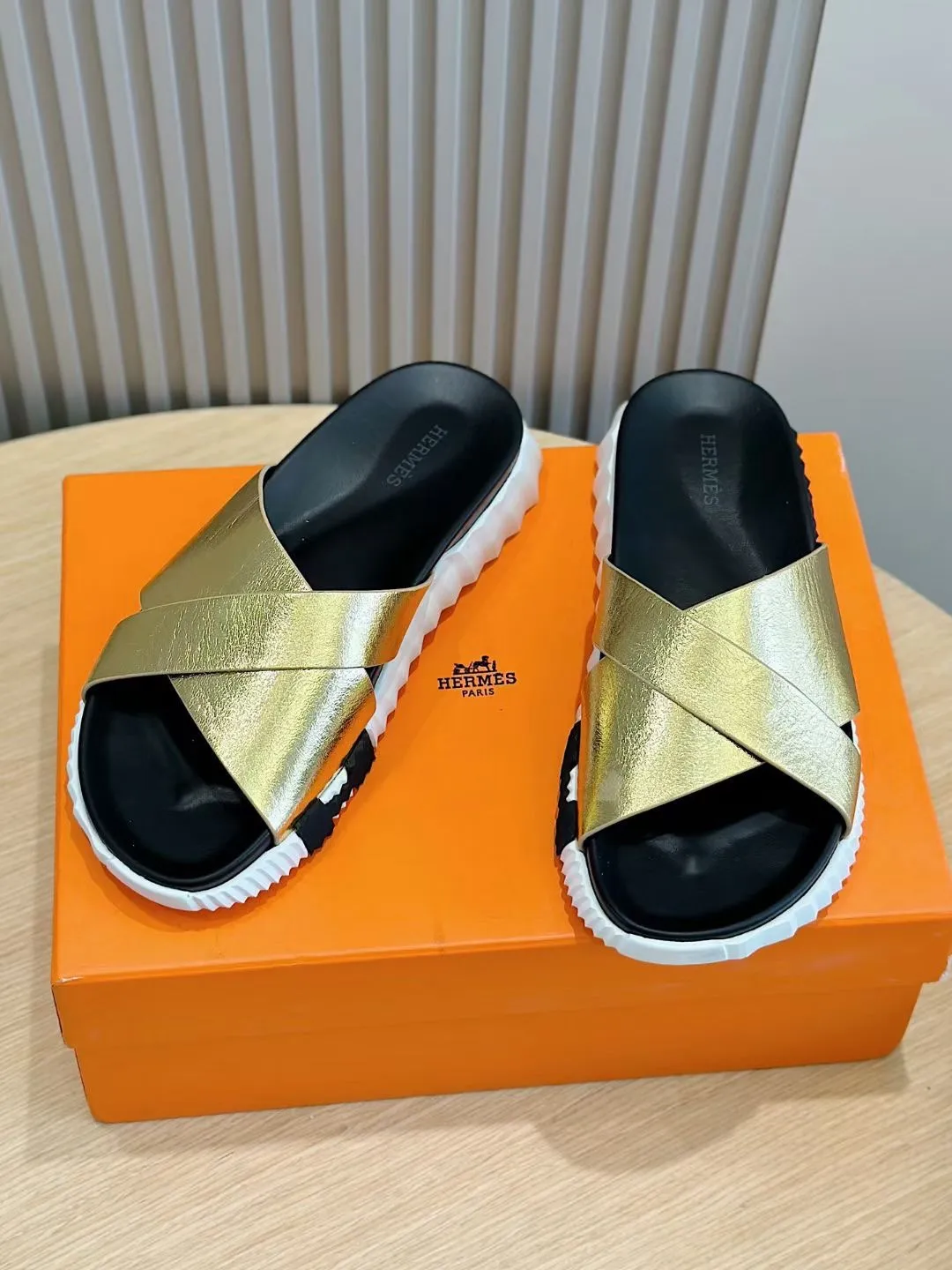 Factory price: 360💰Hermès [HERMÈS] Top Herme*H Home Hermès Men's Sandals and Slippers-Original Reproduction. Purchase the original version and make it one to one. The outsole is privately molded. The color of the outsole corresponding to each color is the same as the original version. Come to those who know the stuff 💪 The ultra-light soles are designed in contrasting colors, and they feel so comfortable on your feet! Calfskin, cowhide feet, private model outsole. Size: 39-44 (customized at 38.45)